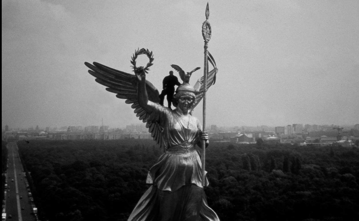 Bruno Ganz es un ángel vigilante y melancólico que sobrevuela una ciudad dividida en 'Cielo sobre Berlín' (1987).