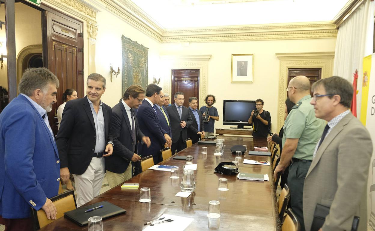 Las administraciones acuerdan trabajar juntas contra los cortes de luz del Distrito Norte