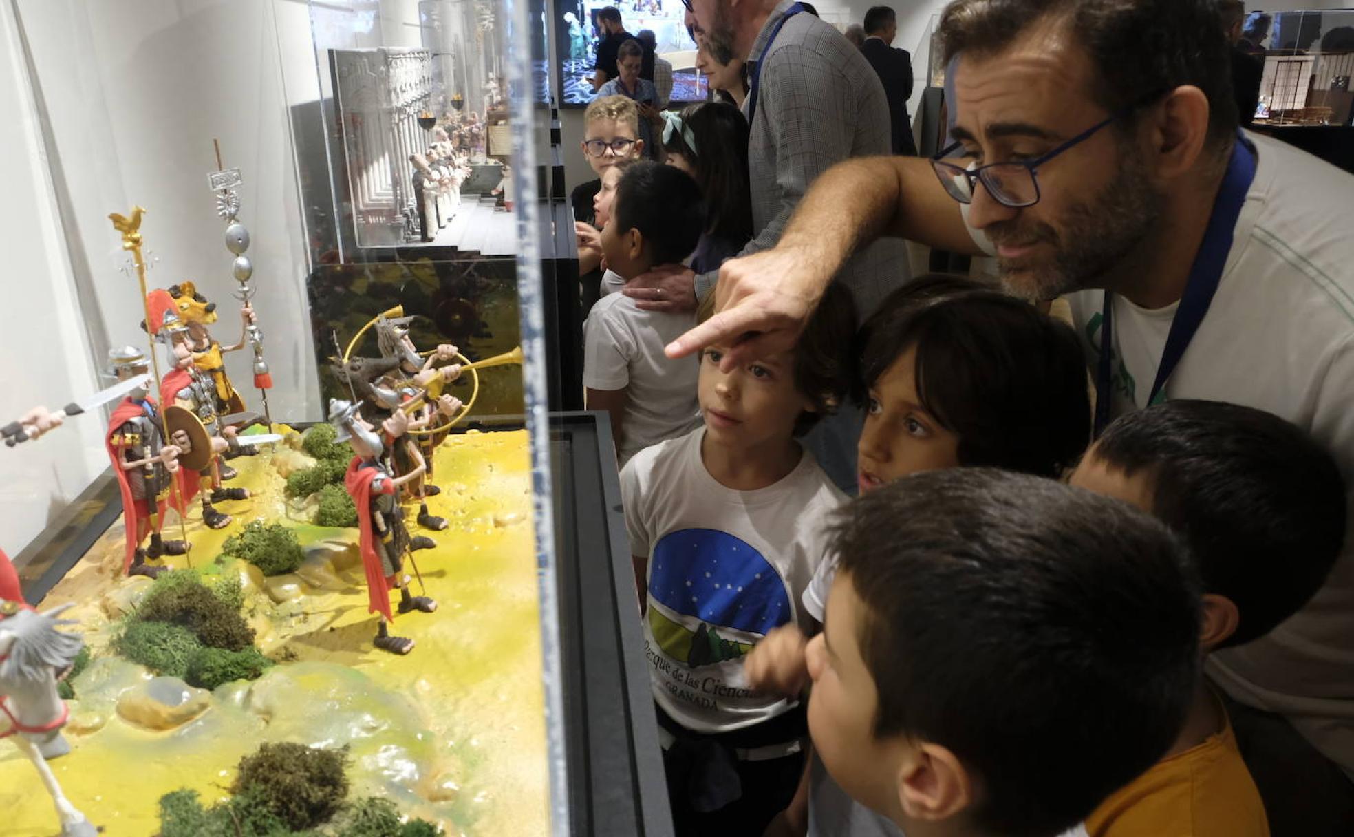 Un grupo de niños observa la escena de los romanos. que parece sacada de un cómic de Astérix. 
