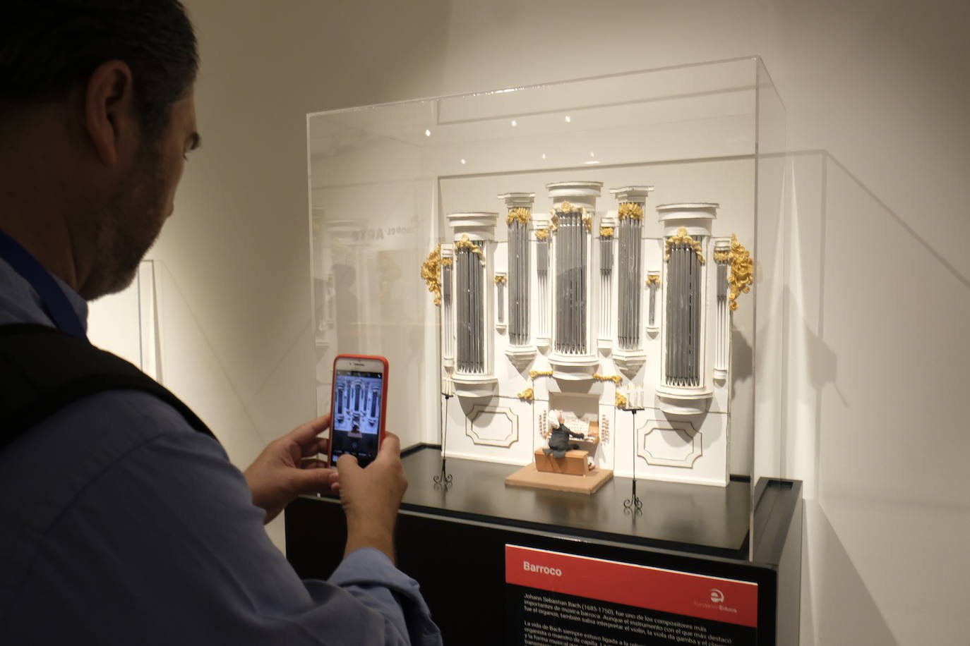 Esto es lo que podrás encontrar en la exposición que recorre 20 momentos fundamentales de la historia de la música hechos con plastilina.