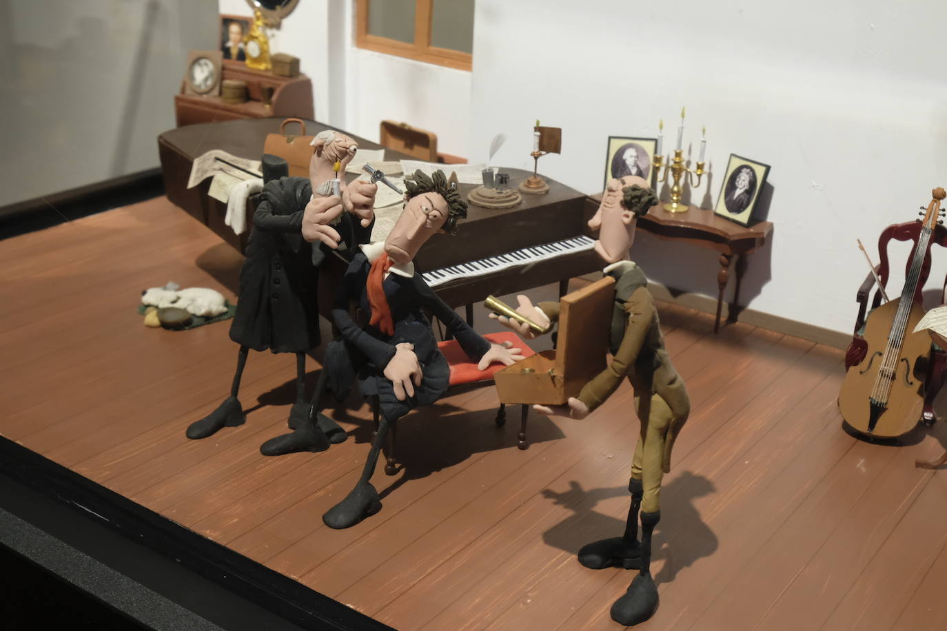 Esto es lo que podrás encontrar en la exposición que recorre 20 momentos fundamentales de la historia de la música hechos con plastilina.