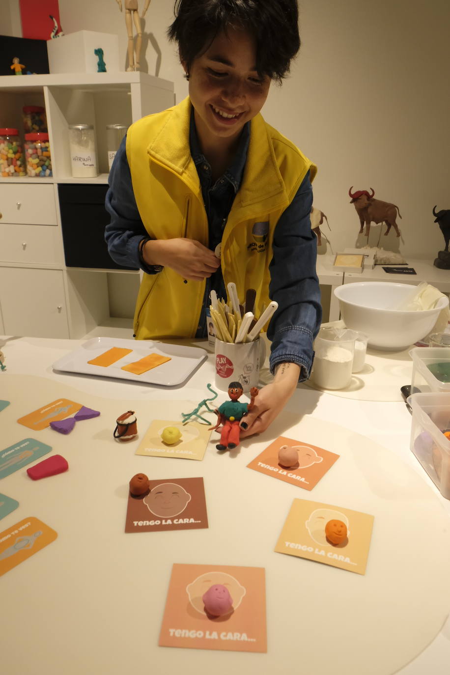 Esto es lo que podrás encontrar en la exposición que recorre 20 momentos fundamentales de la historia de la música hechos con plastilina.