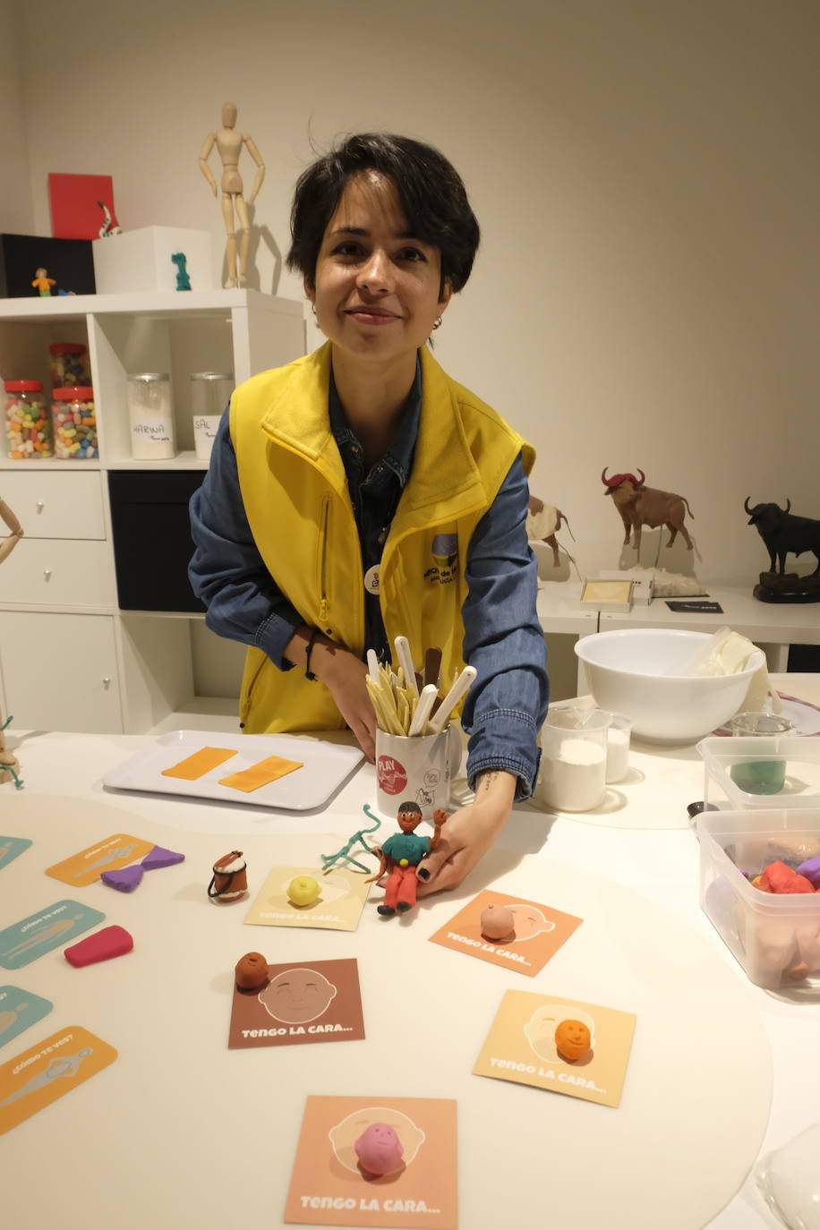 Esto es lo que podrás encontrar en la exposición que recorre 20 momentos fundamentales de la historia de la música hechos con plastilina.