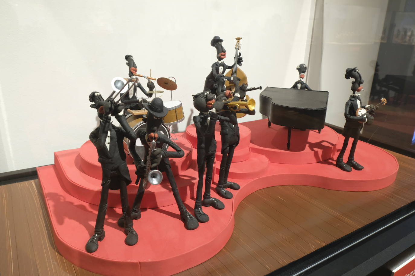 Esto es lo que podrás encontrar en la exposición que recorre 20 momentos fundamentales de la historia de la música hechos con plastilina.