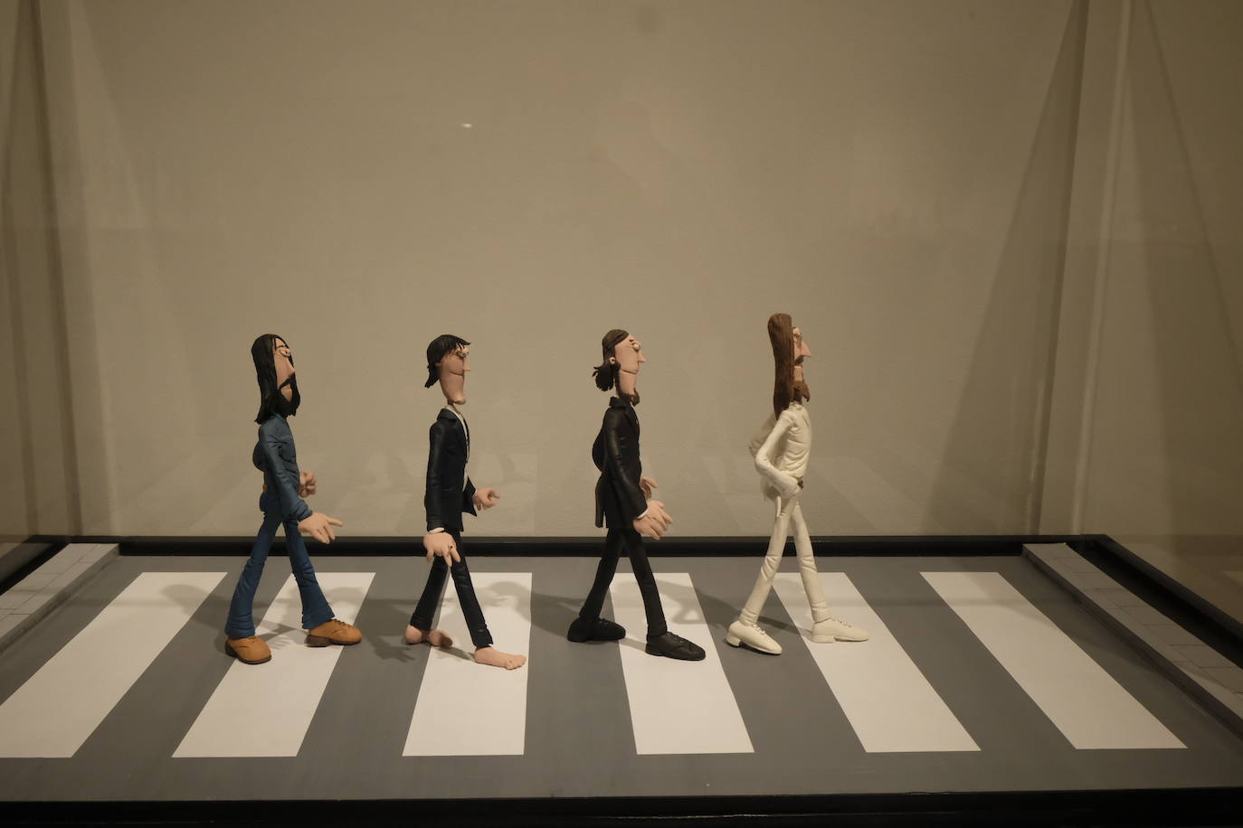 Esto es lo que podrás encontrar en la exposición que recorre 20 momentos fundamentales de la historia de la música hechos con plastilina.