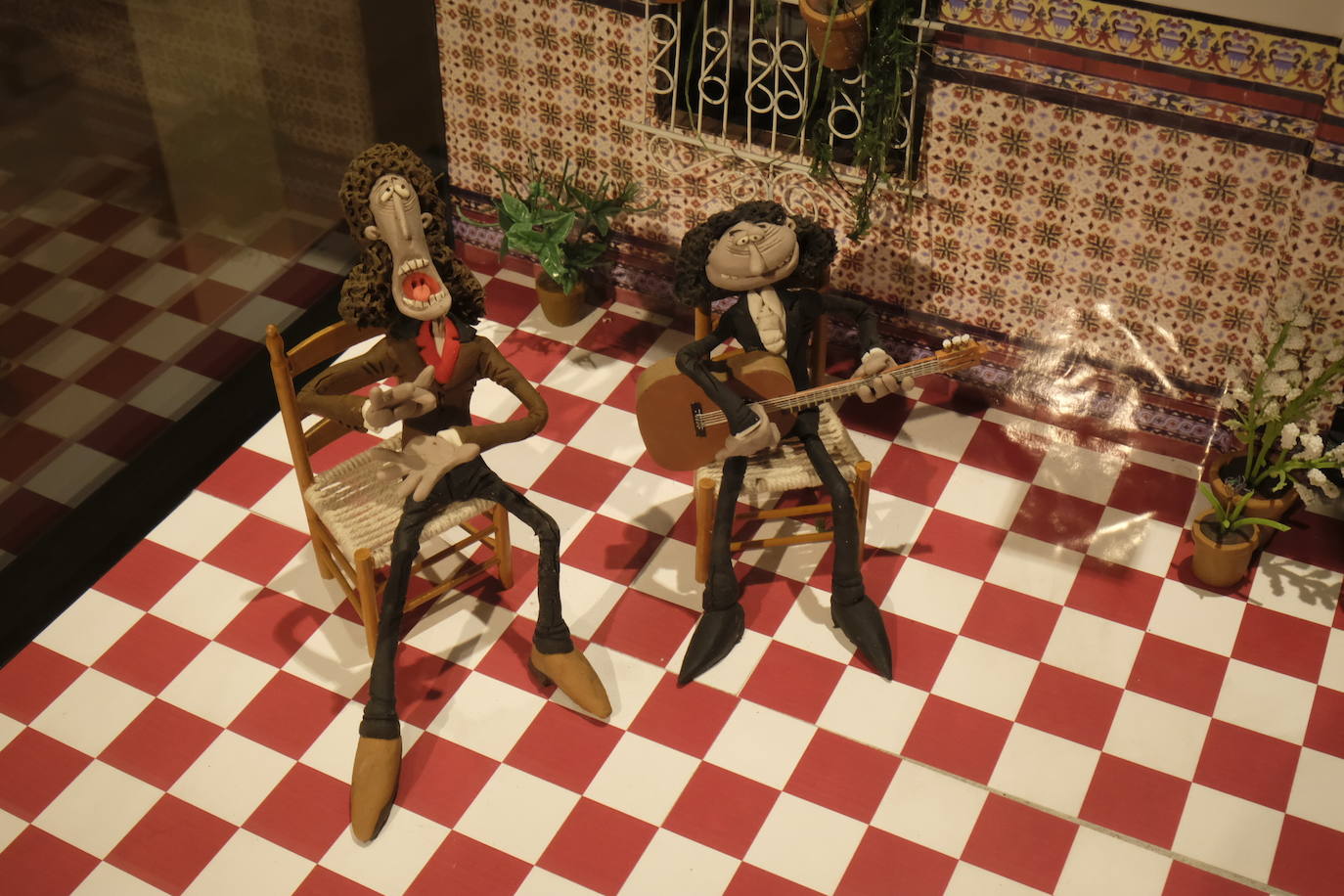 Esto es lo que podrás encontrar en la exposición que recorre 20 momentos fundamentales de la historia de la música hechos con plastilina.