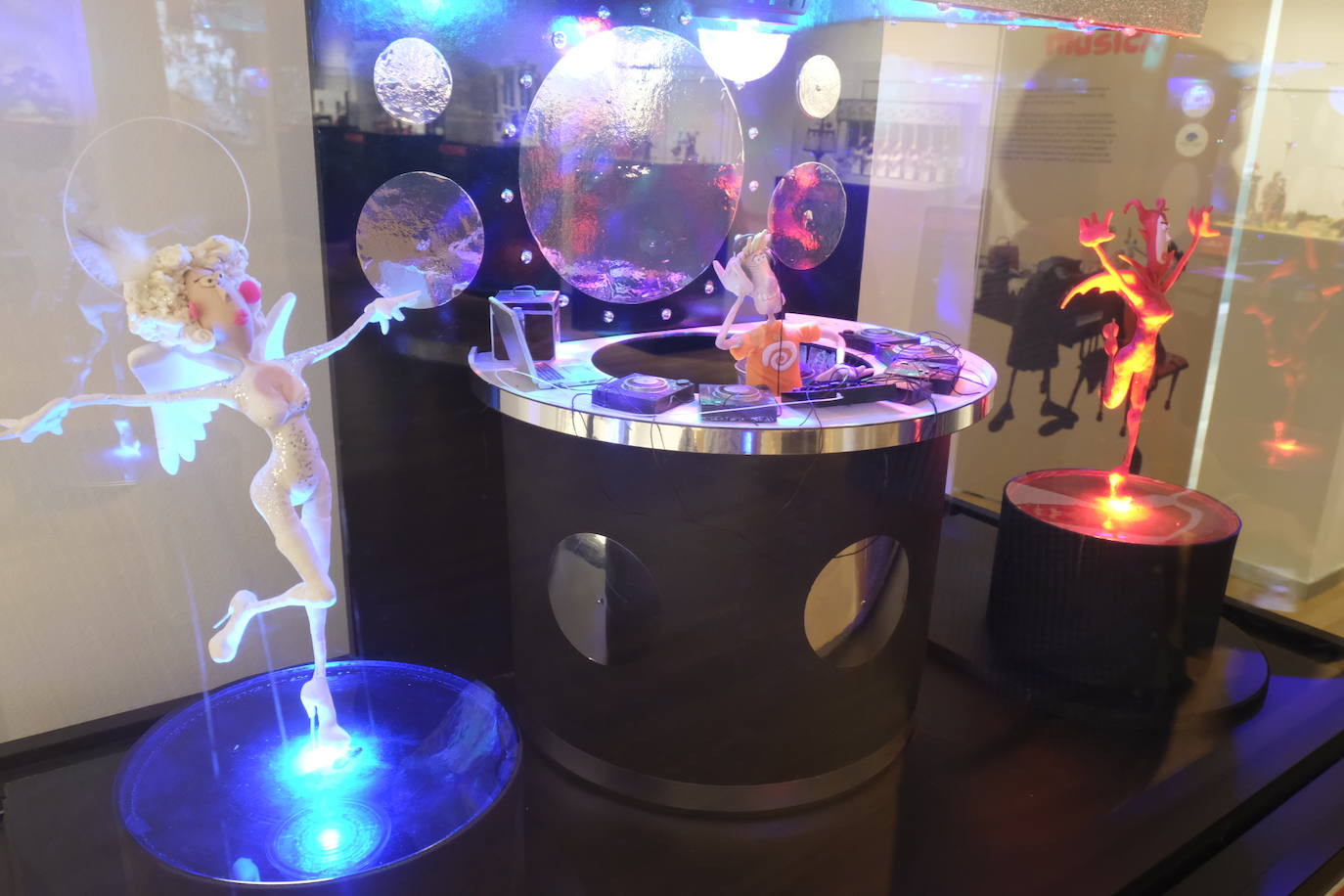 Esto es lo que podrás encontrar en la exposición que recorre 20 momentos fundamentales de la historia de la música hechos con plastilina.