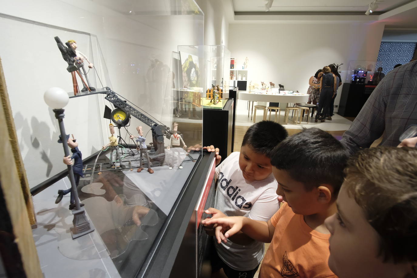 Esto es lo que podrás encontrar en la exposición que recorre 20 momentos fundamentales de la historia de la música hechos con plastilina.