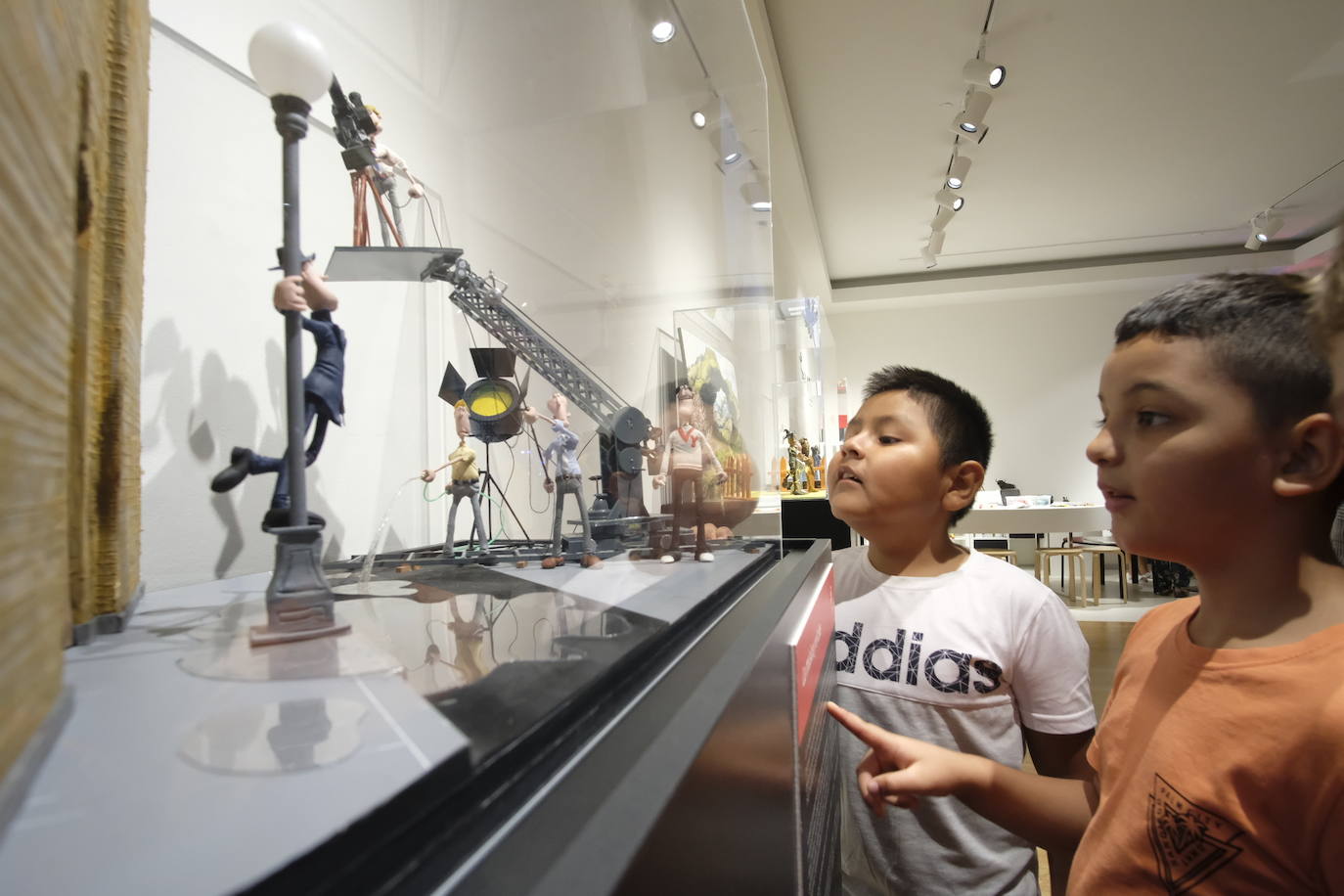 Esto es lo que podrás encontrar en la exposición que recorre 20 momentos fundamentales de la historia de la música hechos con plastilina.
