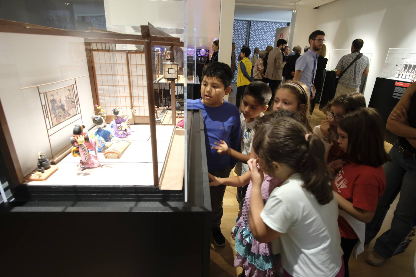 Esto es lo que podrás encontrar en la exposición que recorre 20 momentos fundamentales de la historia de la música hechos con plastilina.