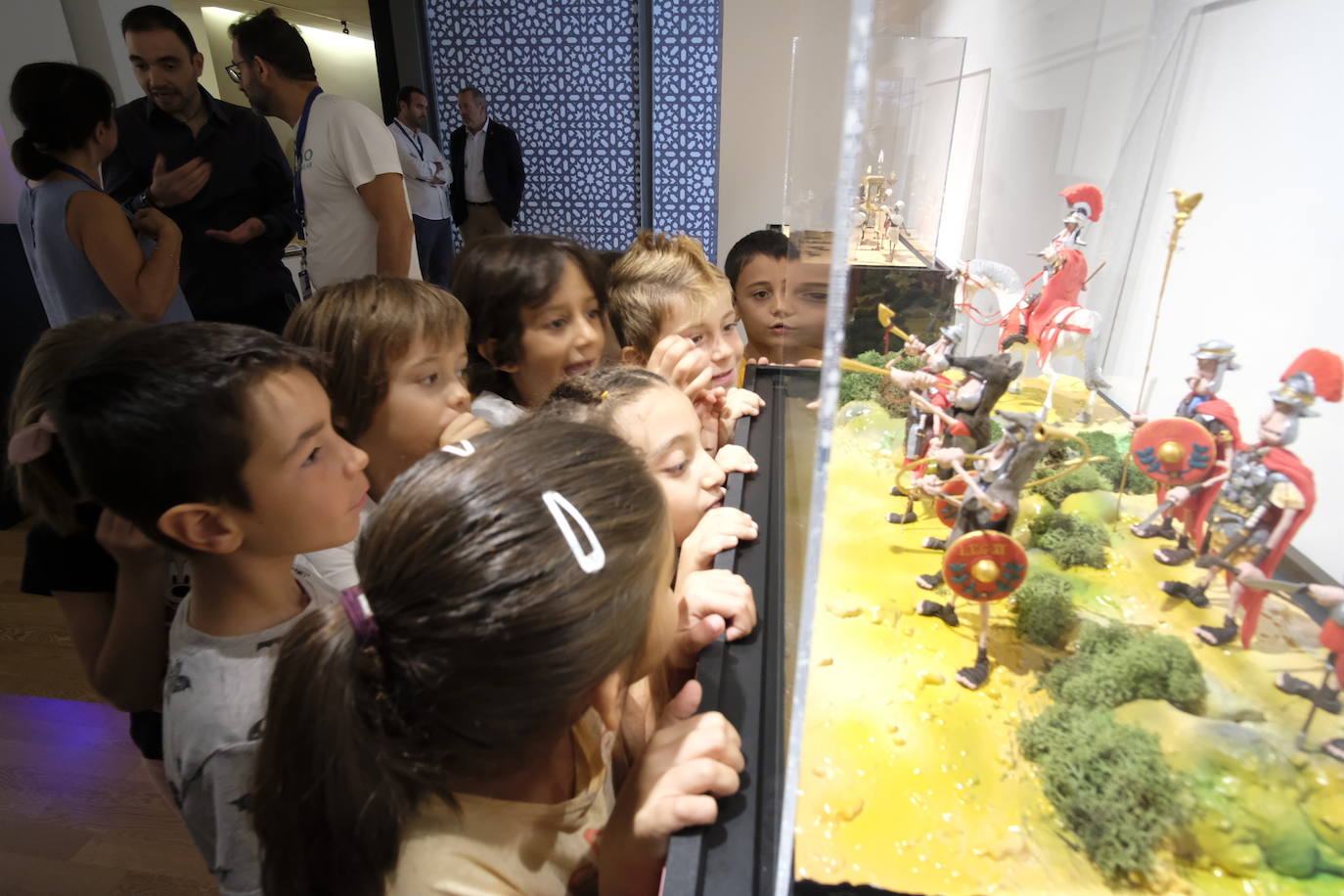 Esto es lo que podrás encontrar en la exposición que recorre 20 momentos fundamentales de la historia de la música hechos con plastilina.