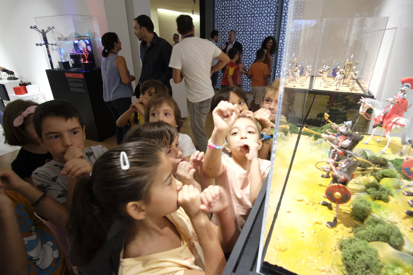 Esto es lo que podrás encontrar en la exposición que recorre 20 momentos fundamentales de la historia de la música hechos con plastilina.