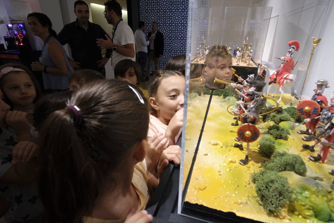 Esto es lo que podrás encontrar en la exposición que recorre 20 momentos fundamentales de la historia de la música hechos con plastilina.