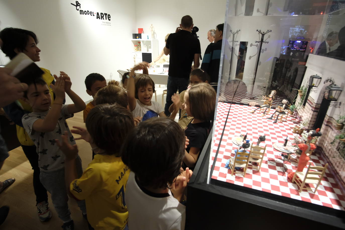 Esto es lo que podrás encontrar en la exposición que recorre 20 momentos fundamentales de la historia de la música hechos con plastilina.