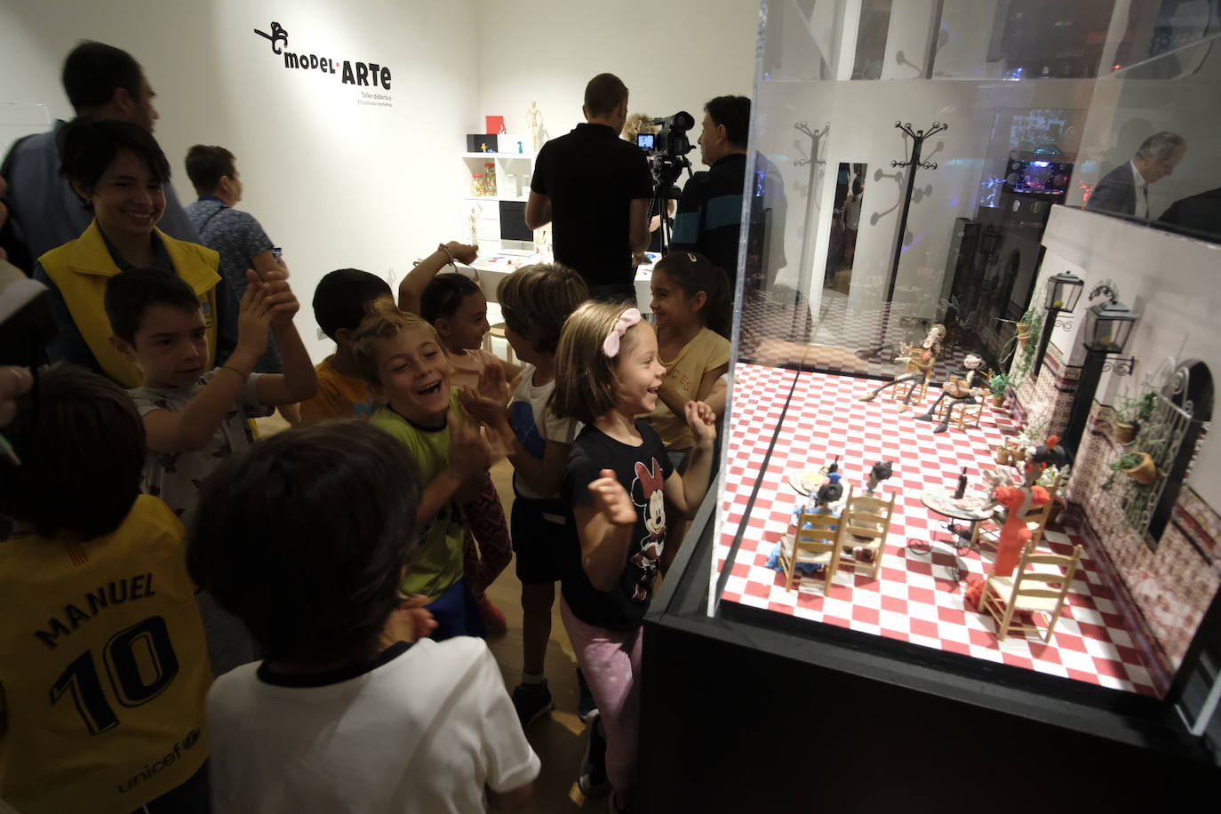 Esto es lo que podrás encontrar en la exposición que recorre 20 momentos fundamentales de la historia de la música hechos con plastilina.