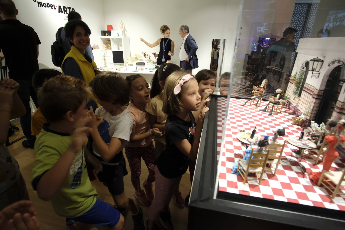 Esto es lo que podrás encontrar en la exposición que recorre 20 momentos fundamentales de la historia de la música hechos con plastilina.