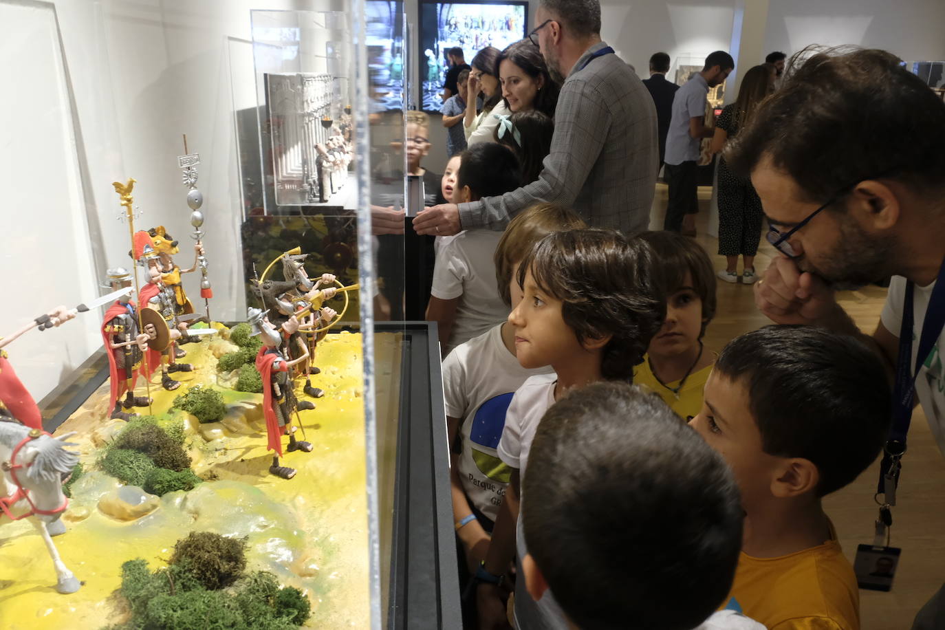 Esto es lo que podrás encontrar en la exposición que recorre 20 momentos fundamentales de la historia de la música hechos con plastilina.