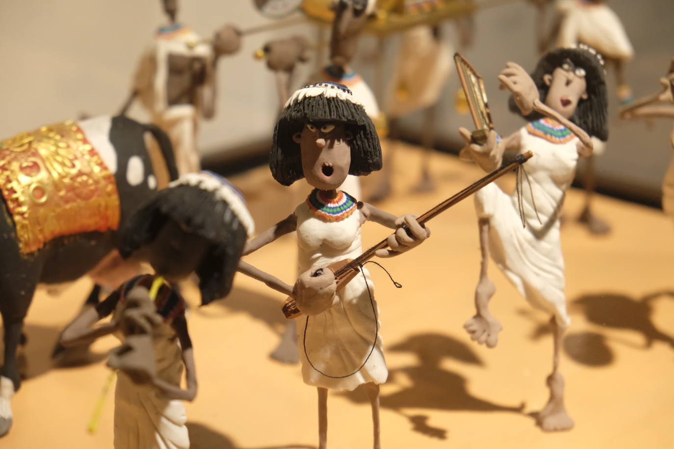 Esto es lo que podrás encontrar en la exposición que recorre 20 momentos fundamentales de la historia de la música hechos con plastilina.