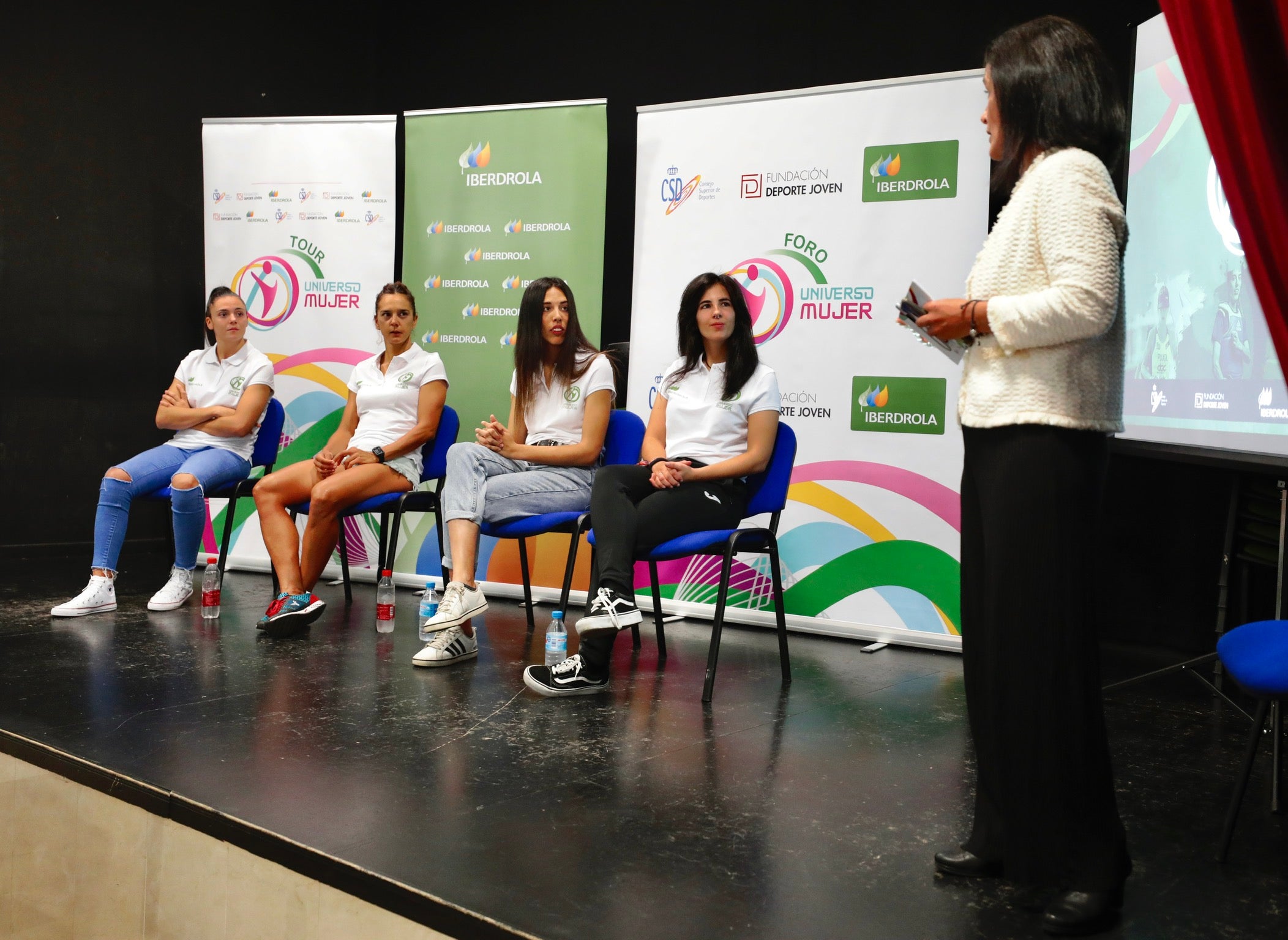 Alba Pérez, Eva Calvo, Irene Senac y María Pujol han relatado su experiencia como atletas de alto nivel en un coloquio que inaugura una intensa jornada de actividades