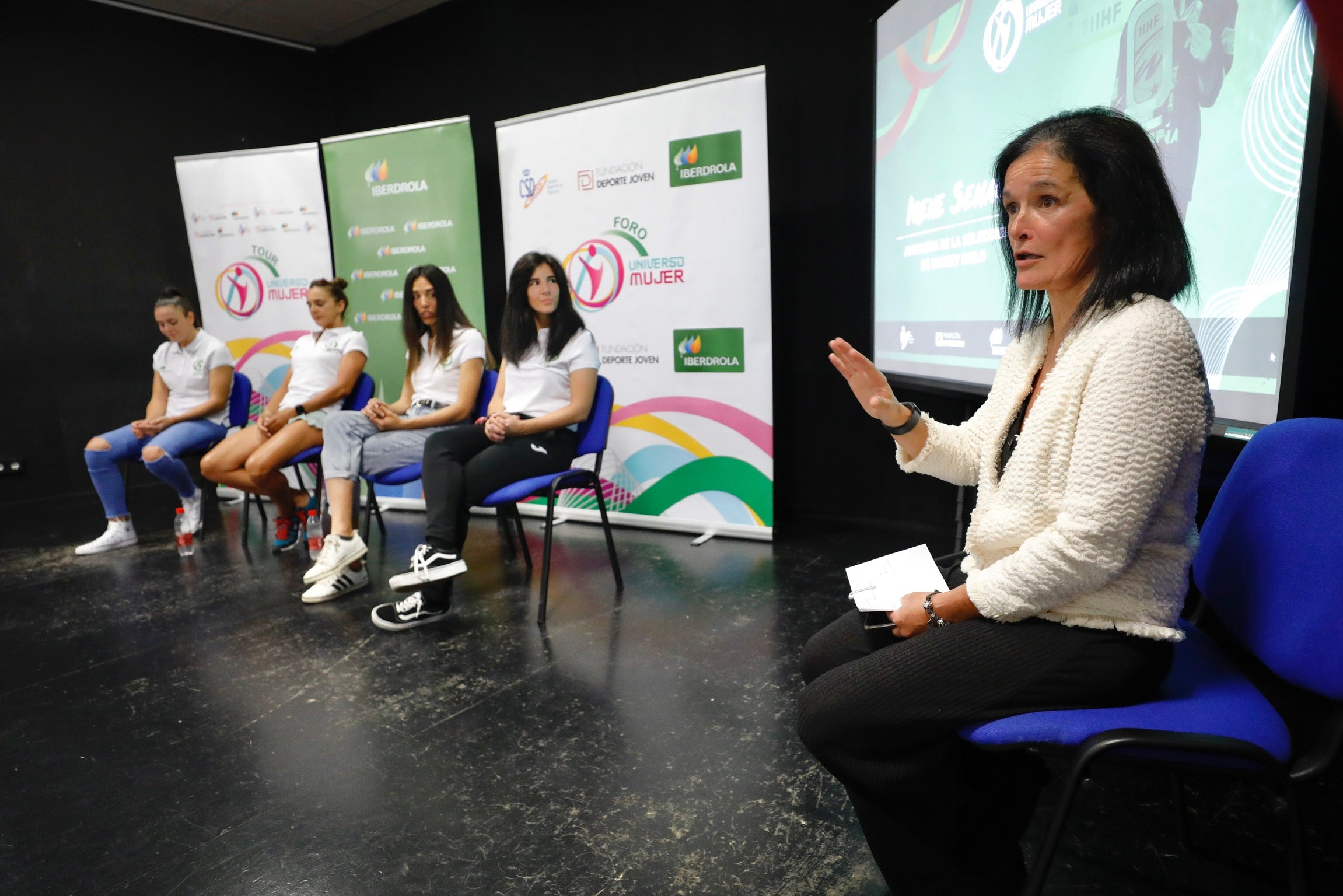 Alba Pérez, Eva Calvo, Irene Senac y María Pujol han relatado su experiencia como atletas de alto nivel en un coloquio que inaugura una intensa jornada de actividades