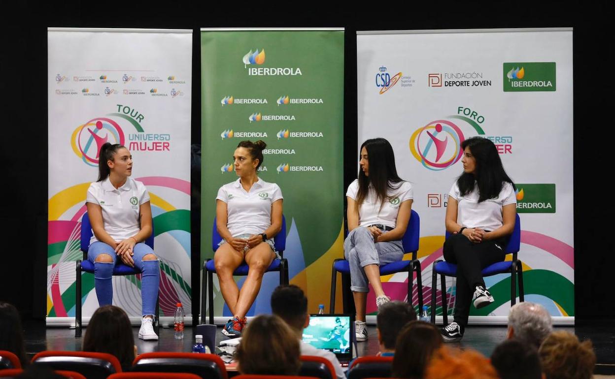 Alba Pérez, Eva Calvo, Irene Senac y María Pujol, durante el coloquio. 