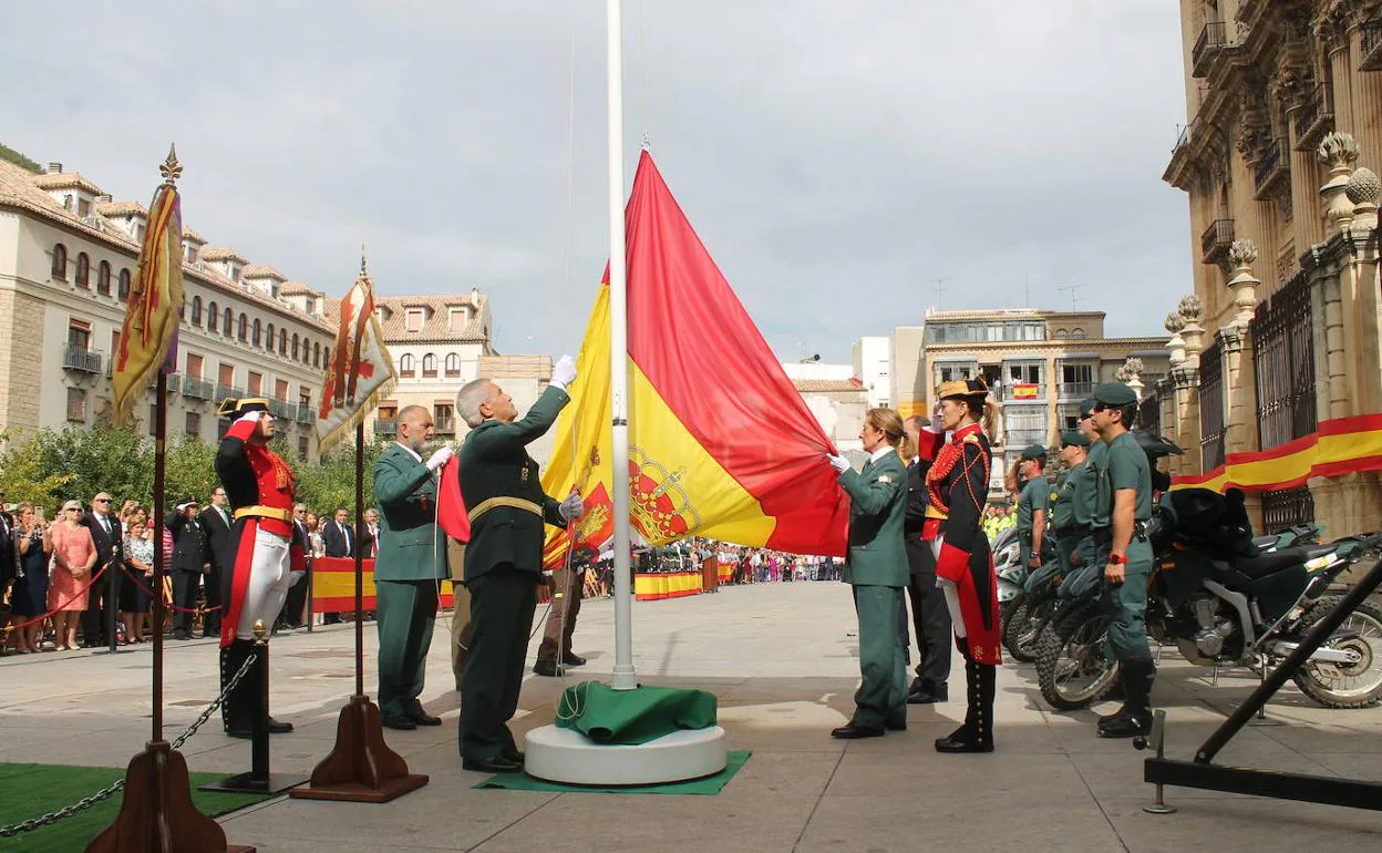 Izado de bandera en la plaza de Santa María. 