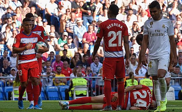 Darwin Machís reclama el lanzamiento del penalti en el Santiago Bernabéu. 