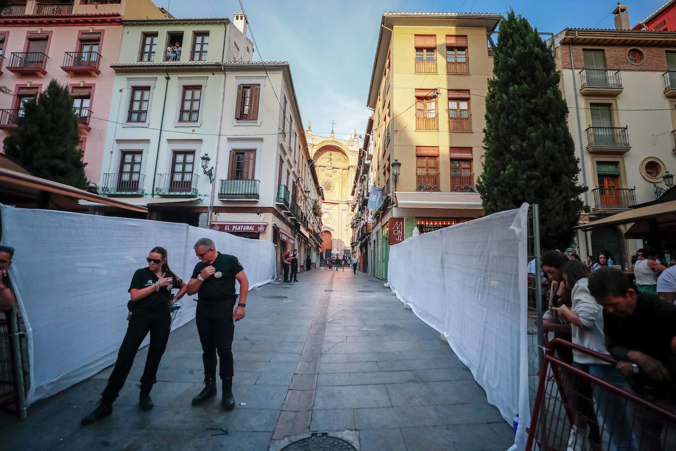 Ambos artistas se dieron en la noche del viernes la mano ante una Granada atiborrada de seguidores 