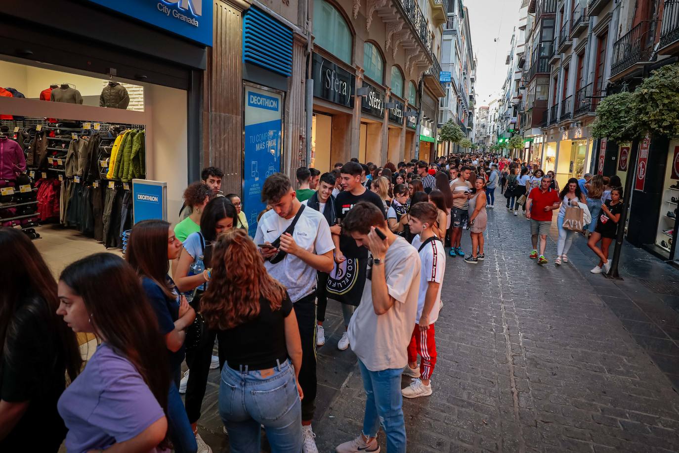 Ambos artistas se dieron en la noche del viernes la mano ante una Granada atiborrada de seguidores 