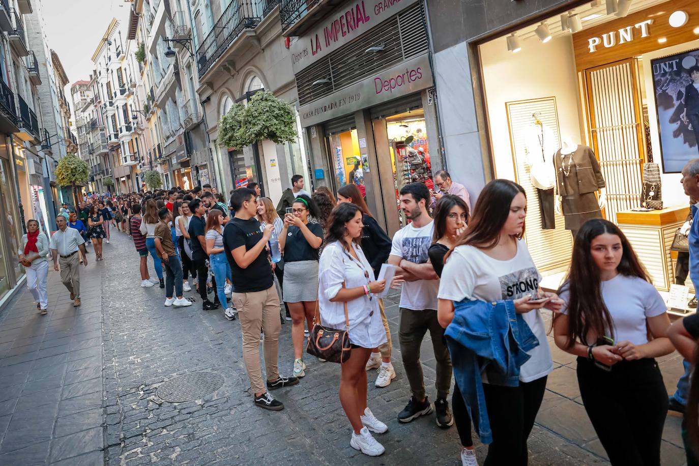 Ambos artistas se dieron en la noche del viernes la mano ante una Granada atiborrada de seguidores 