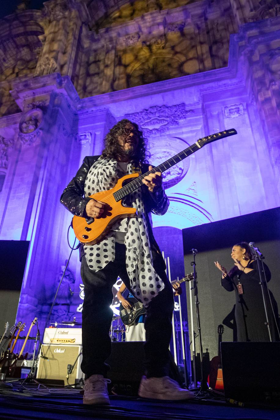 Ambos artistas se dieron en la noche del viernes la mano ante una Granada atiborrada de seguidores 