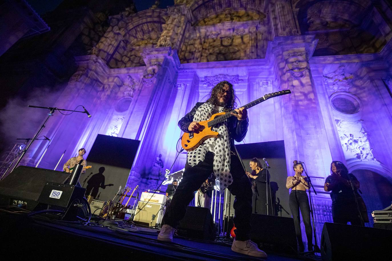 Ambos artistas se dieron en la noche del viernes la mano ante una Granada atiborrada de seguidores 