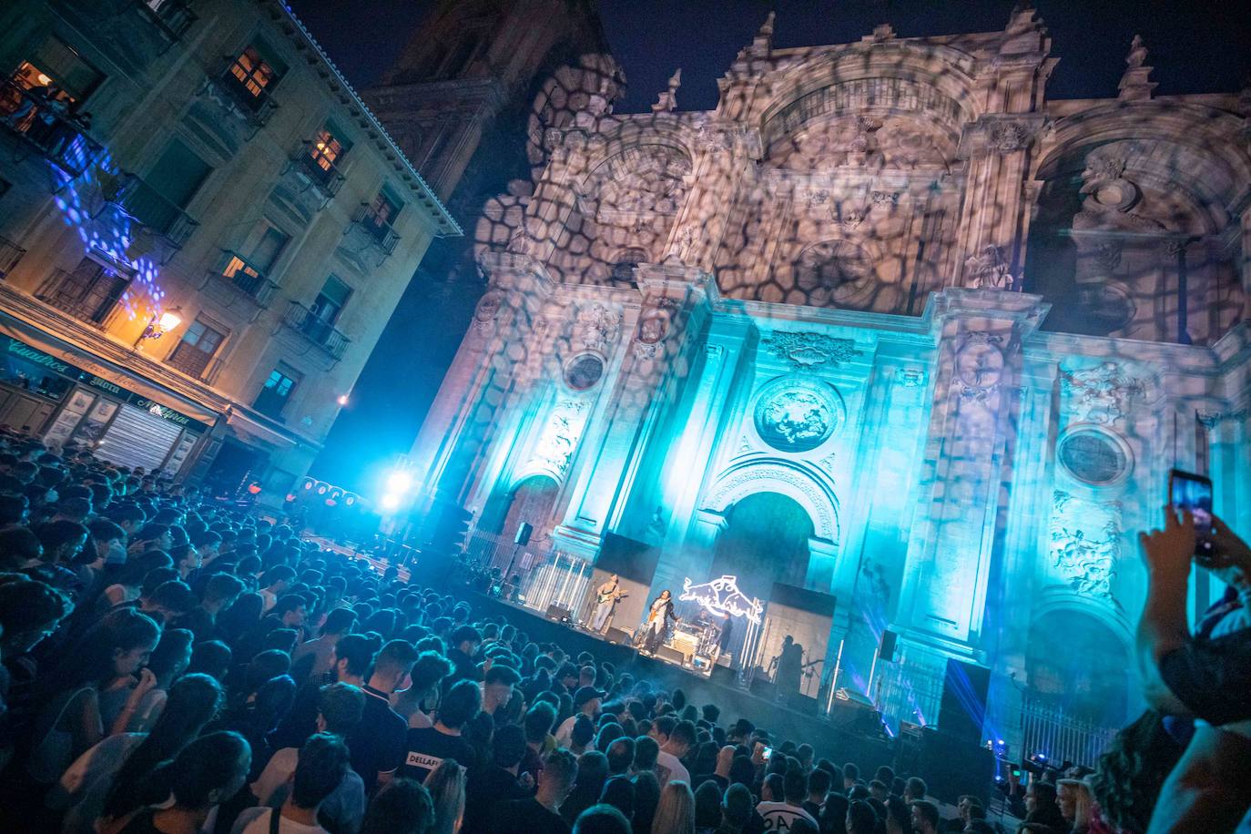 Ambos artistas se dieron en la noche del viernes la mano ante una Granada atiborrada de seguidores 