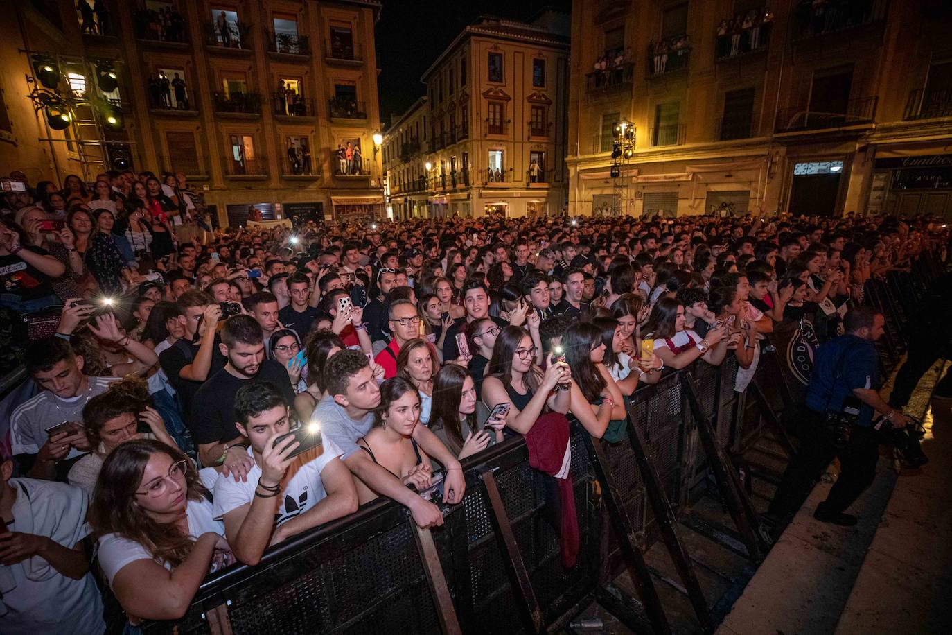 Ambos artistas se dieron en la noche del viernes la mano ante una Granada atiborrada de seguidores 