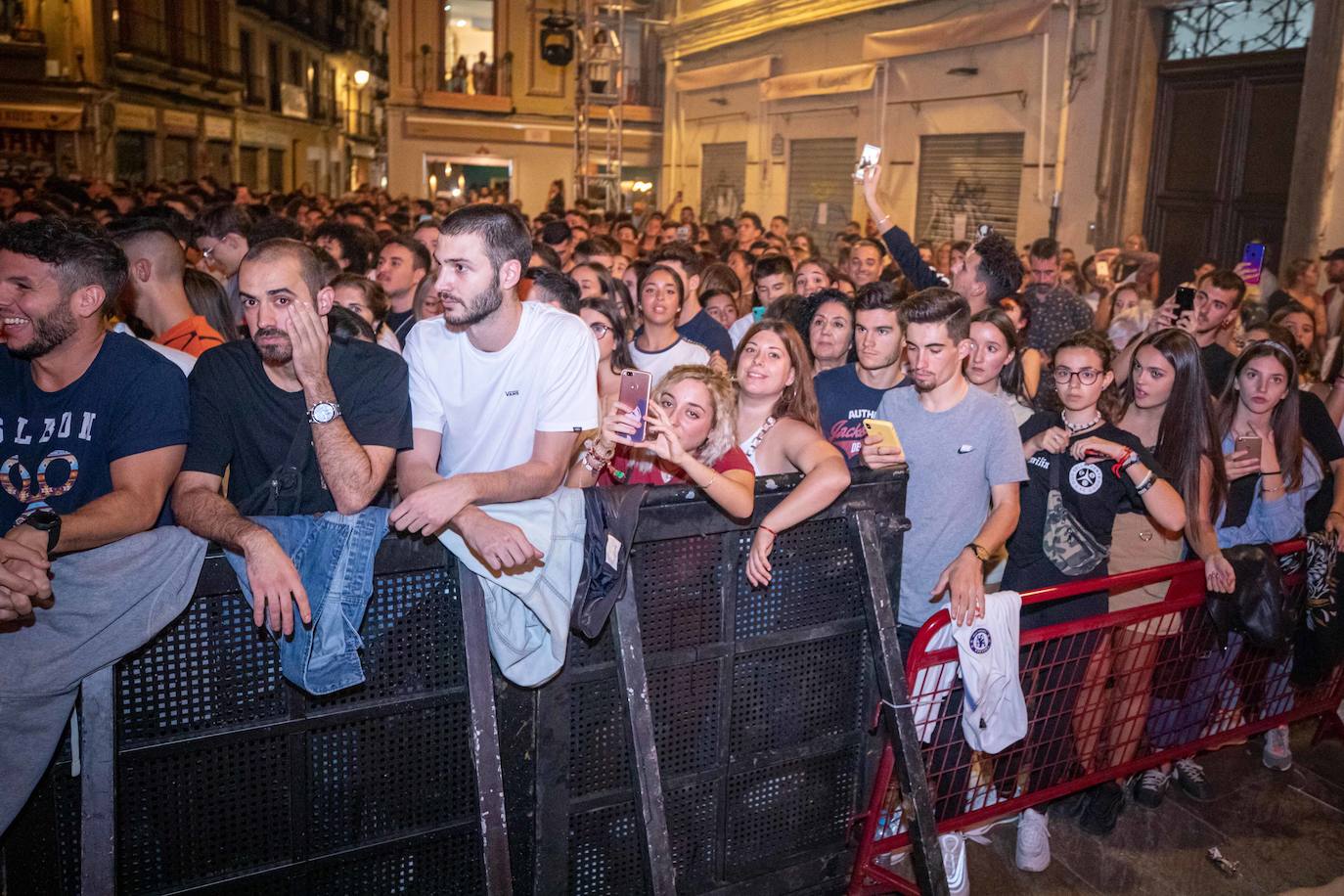 Ambos artistas se dieron en la noche del viernes la mano ante una Granada atiborrada de seguidores 