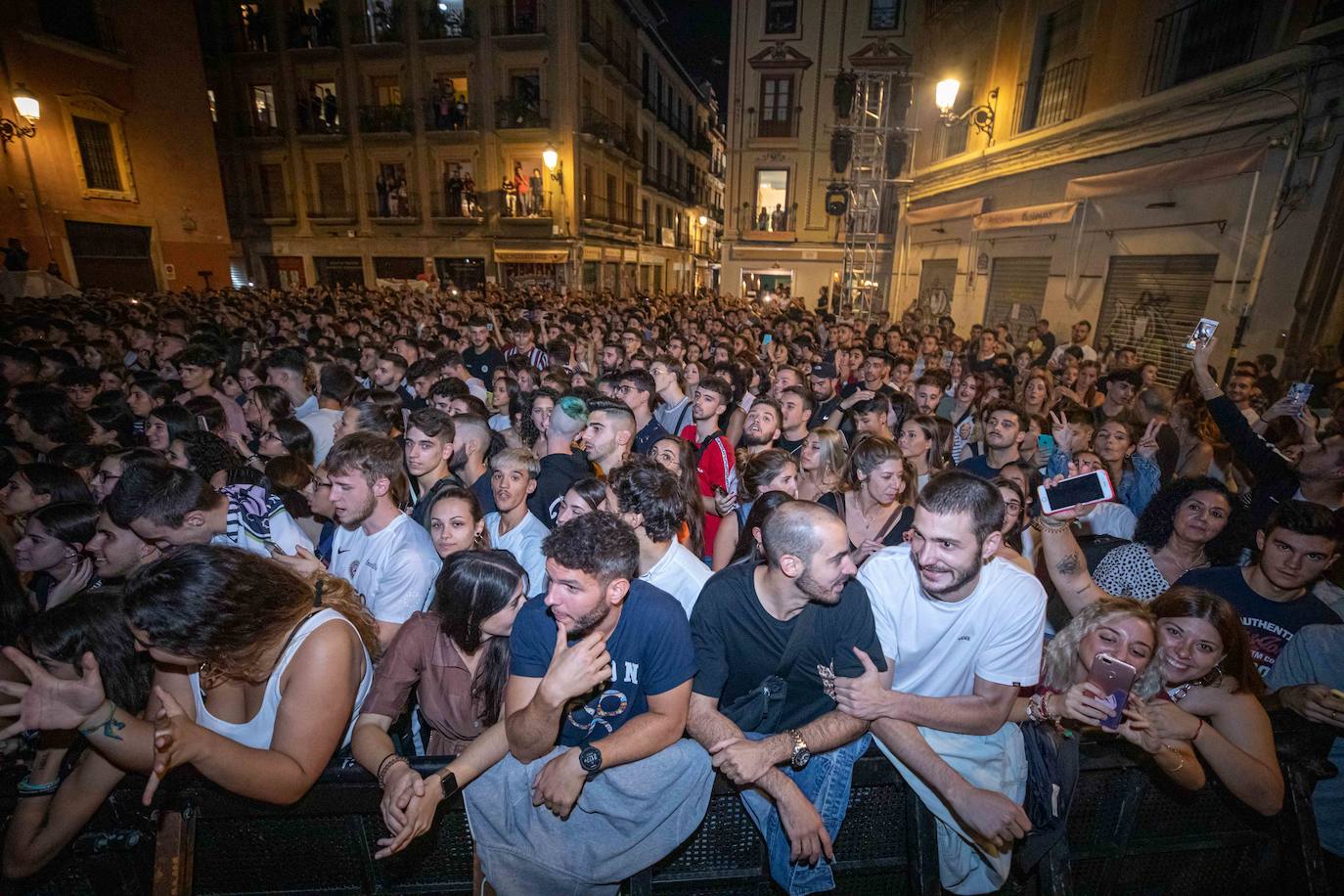 Ambos artistas se dieron en la noche del viernes la mano ante una Granada atiborrada de seguidores 