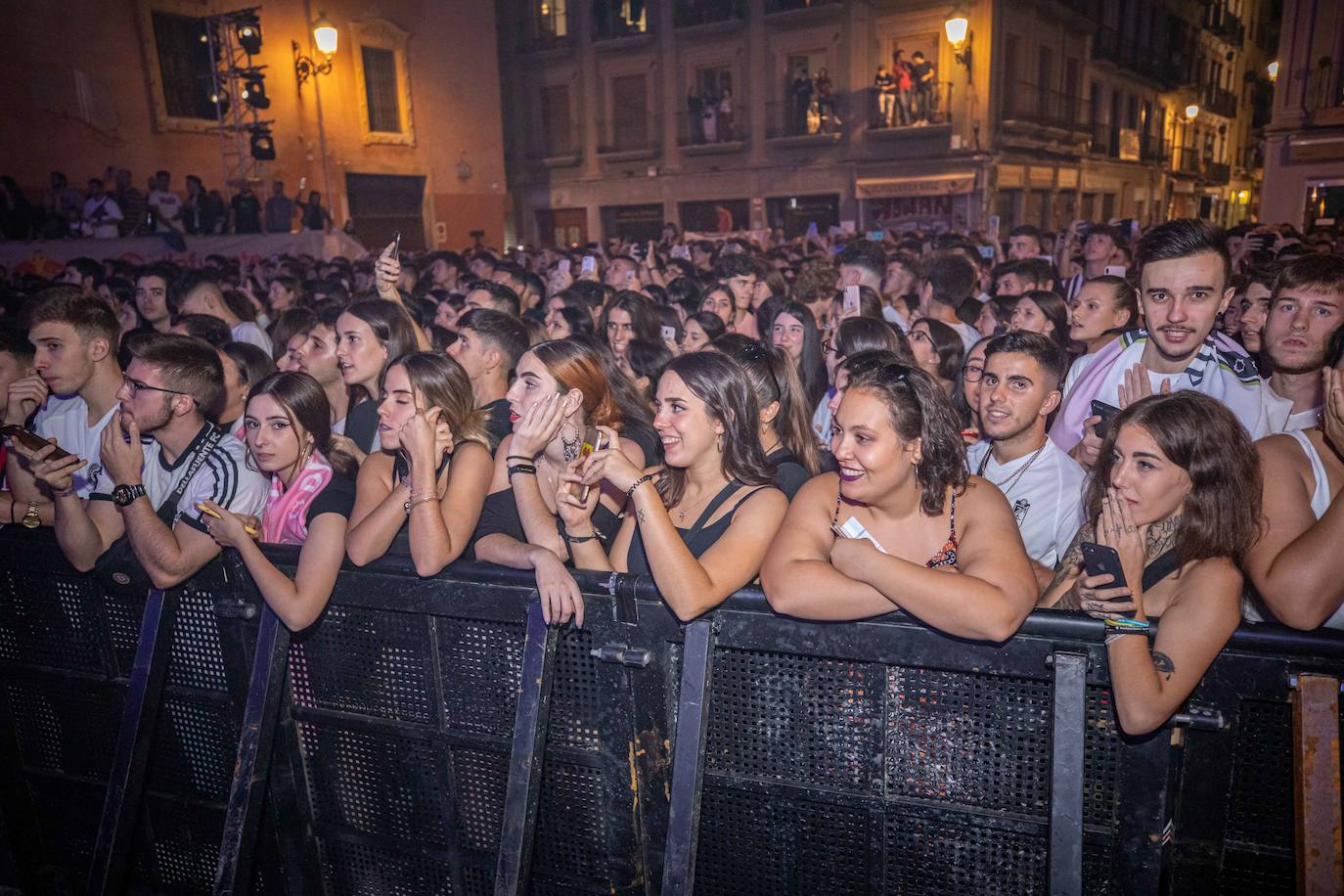 Ambos artistas se dieron en la noche del viernes la mano ante una Granada atiborrada de seguidores 