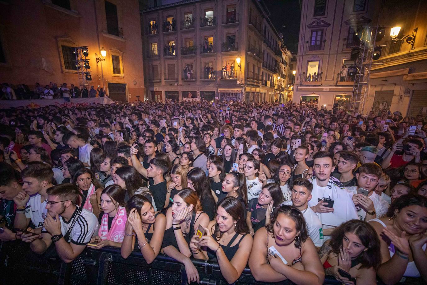 Ambos artistas se dieron en la noche del viernes la mano ante una Granada atiborrada de seguidores 