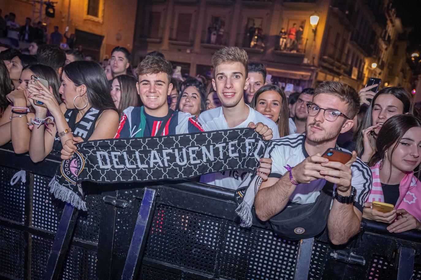 Ambos artistas se dieron en la noche del viernes la mano ante una Granada atiborrada de seguidores 