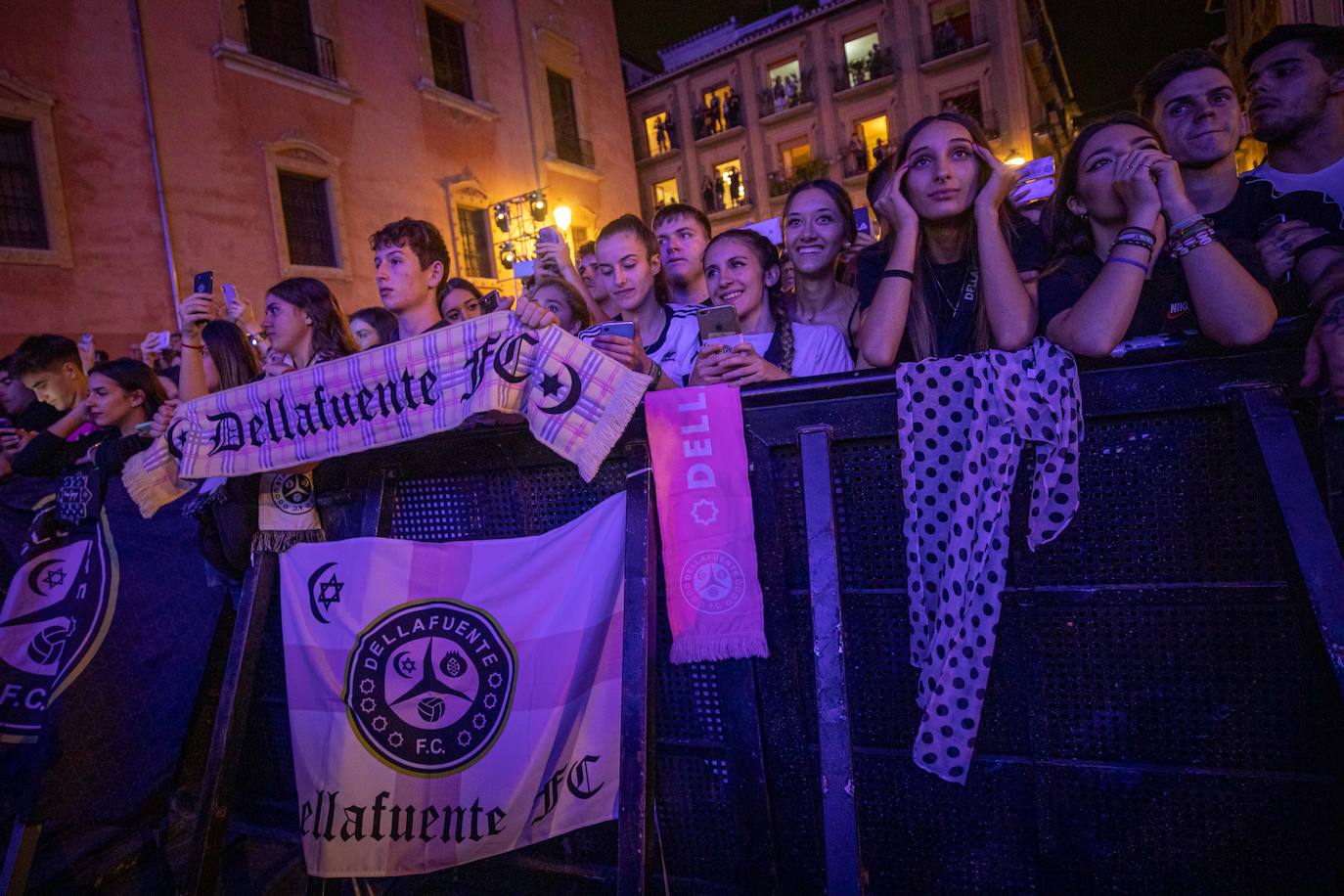 Ambos artistas se dieron en la noche del viernes la mano ante una Granada atiborrada de seguidores 