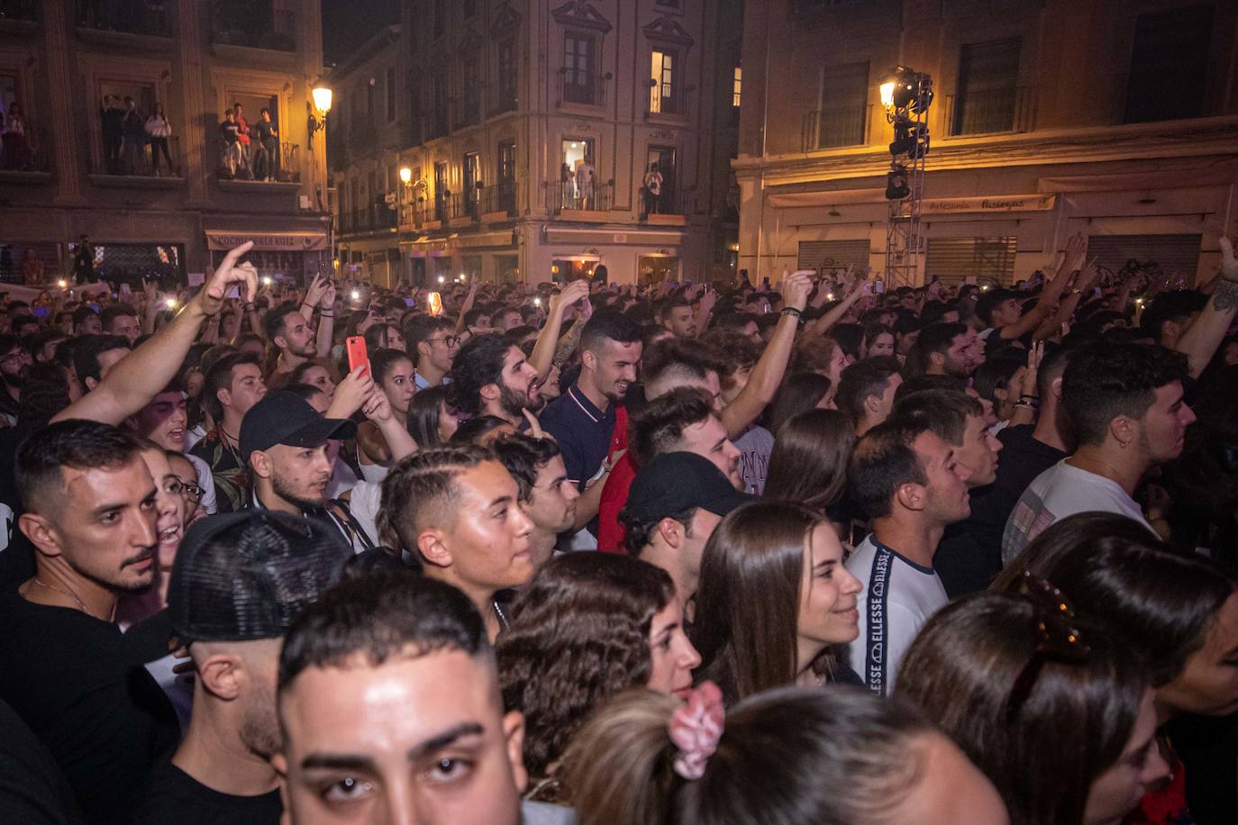 Ambos artistas se dieron en la noche del viernes la mano ante una Granada atiborrada de seguidores 