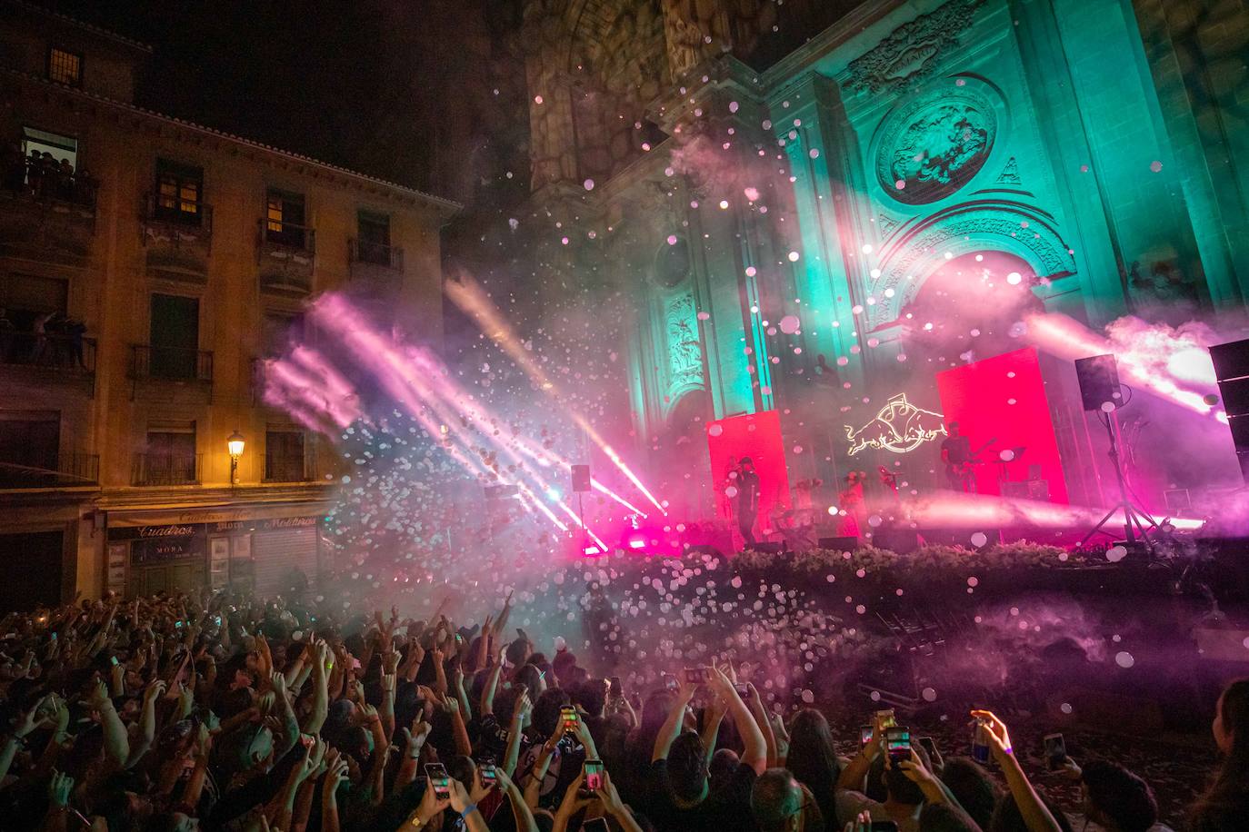 Ambos artistas se dieron en la noche del viernes la mano ante una Granada atiborrada de seguidores 