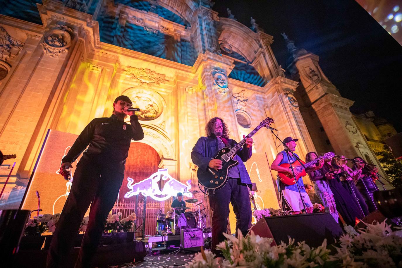 Ambos artistas se dieron en la noche del viernes la mano ante una Granada atiborrada de seguidores 