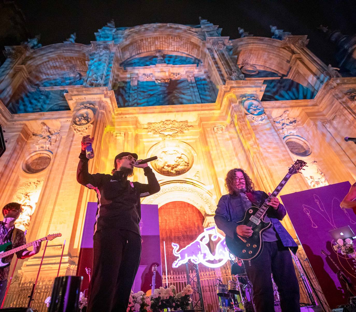 Ambos artistas se dieron en la noche del viernes la mano ante una Granada atiborrada de seguidores 