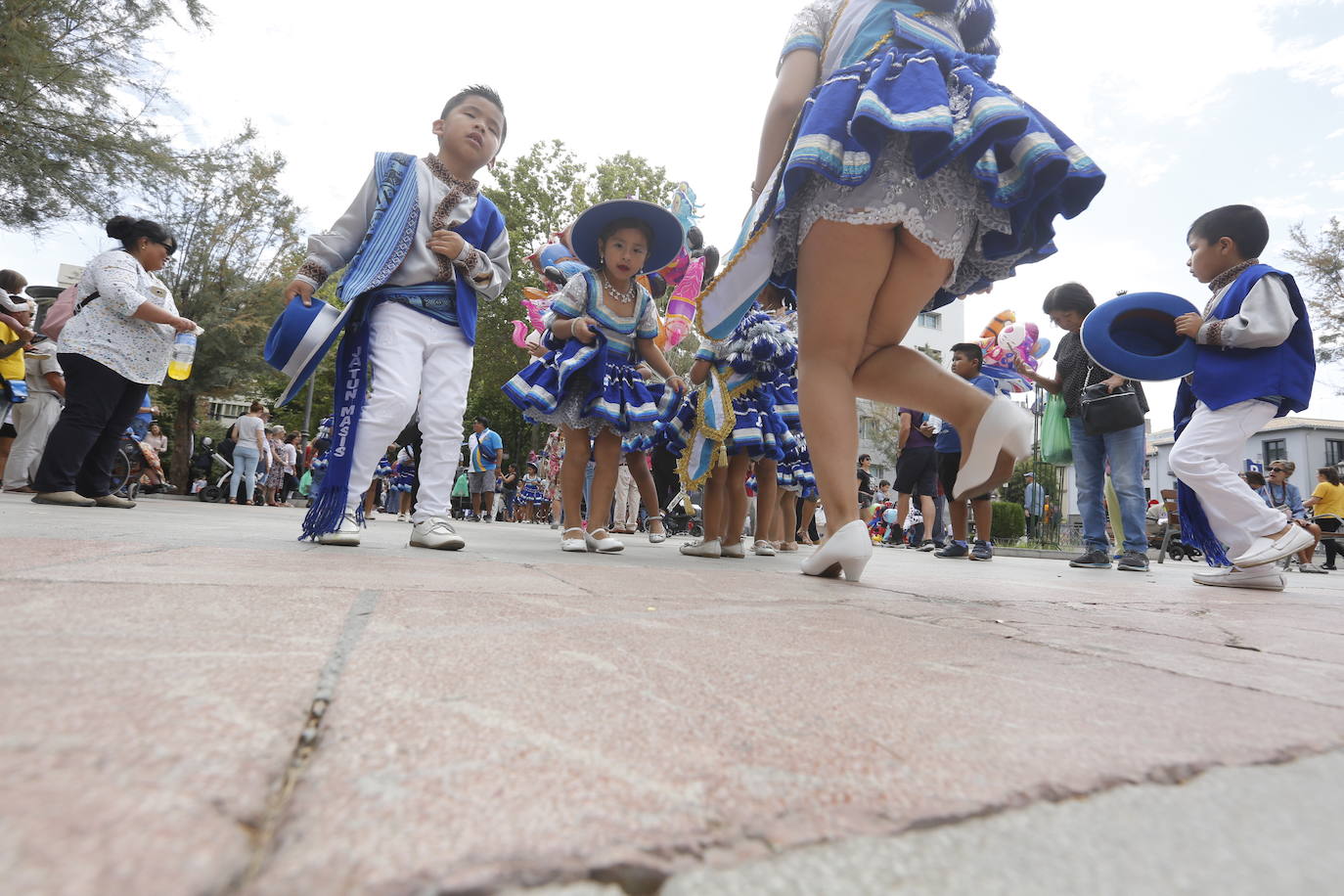 Granada ha conmemorado este sábado el descubrimiento de América con un homenaje en la tumba de los Reyes Católicos y una procesión cívico religiosa que ha precedido, por sexto año, al denominado Desfile del Mestizaje