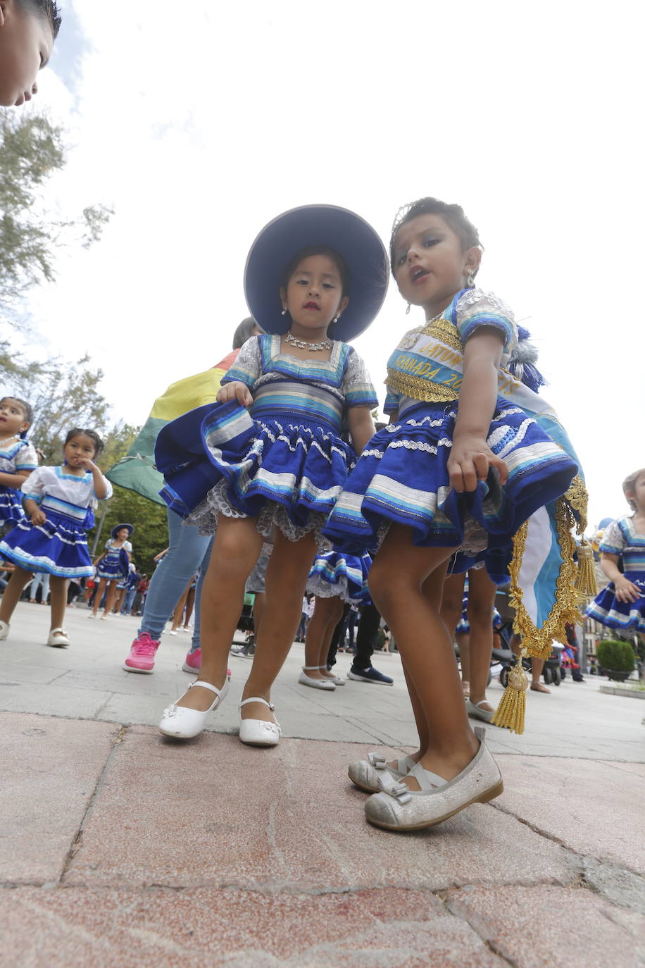 Granada ha conmemorado este sábado el descubrimiento de América con un homenaje en la tumba de los Reyes Católicos y una procesión cívico religiosa que ha precedido, por sexto año, al denominado Desfile del Mestizaje