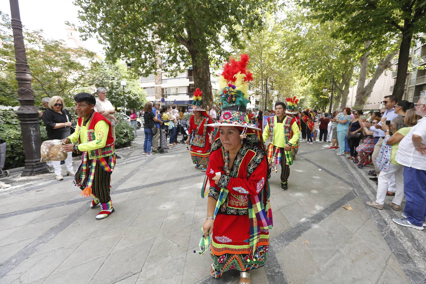 Granada ha conmemorado este sábado el descubrimiento de América con un homenaje en la tumba de los Reyes Católicos y una procesión cívico religiosa que ha precedido, por sexto año, al denominado Desfile del Mestizaje