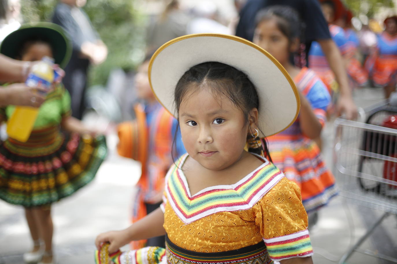 Granada ha conmemorado este sábado el descubrimiento de América con un homenaje en la tumba de los Reyes Católicos y una procesión cívico religiosa que ha precedido, por sexto año, al denominado Desfile del Mestizaje