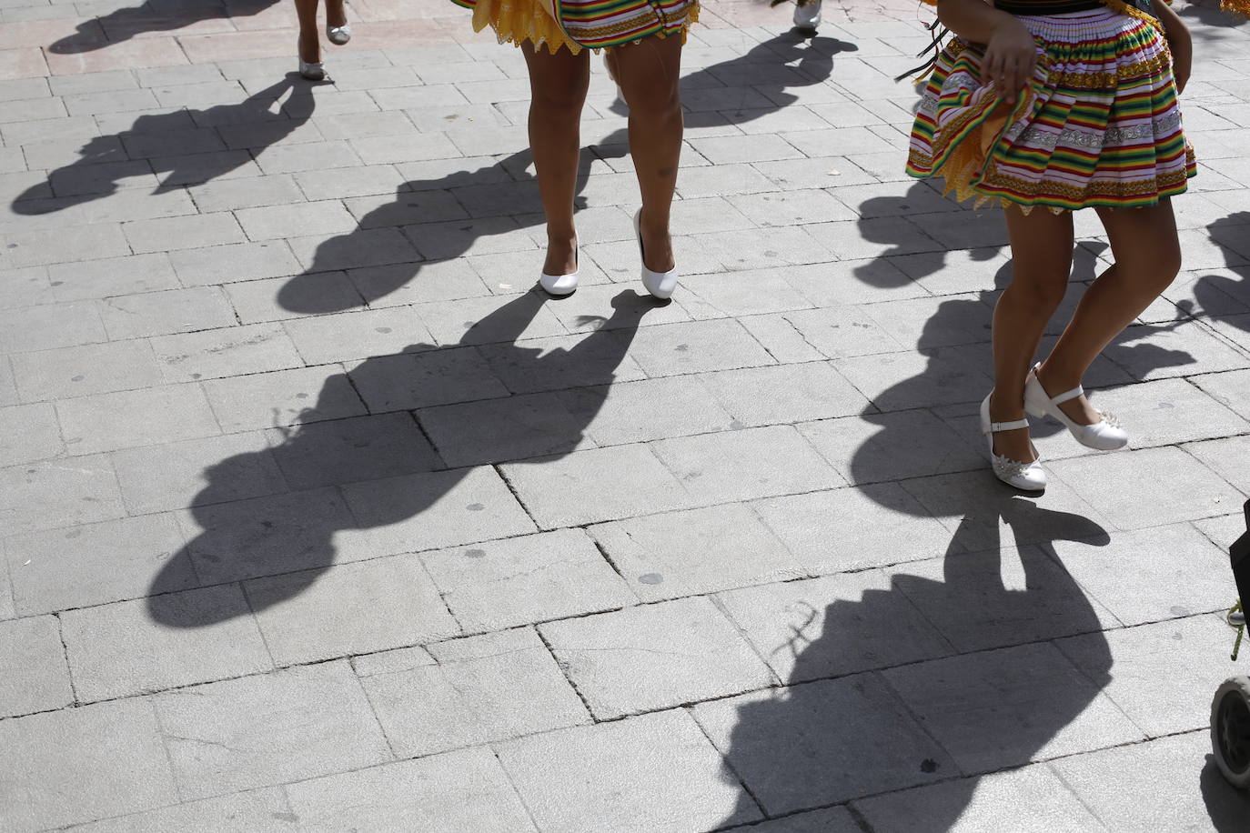 Granada ha conmemorado este sábado el descubrimiento de América con un homenaje en la tumba de los Reyes Católicos y una procesión cívico religiosa que ha precedido, por sexto año, al denominado Desfile del Mestizaje