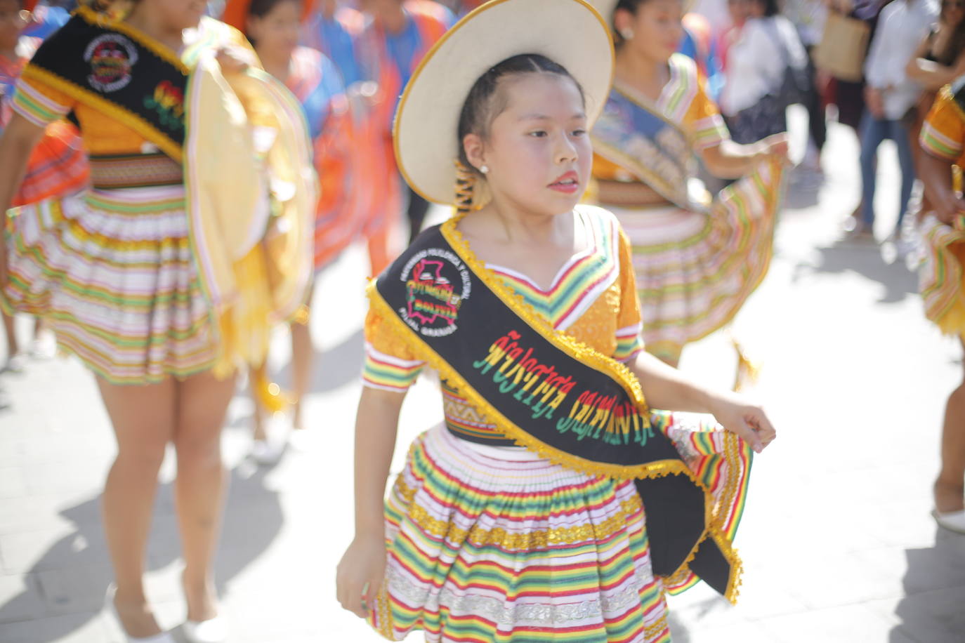 Granada ha conmemorado este sábado el descubrimiento de América con un homenaje en la tumba de los Reyes Católicos y una procesión cívico religiosa que ha precedido, por sexto año, al denominado Desfile del Mestizaje